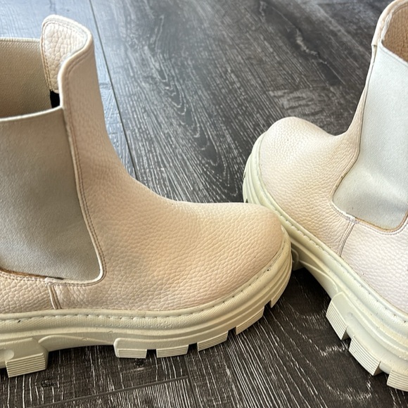 Cream Platform boots - Picture 9 of 10